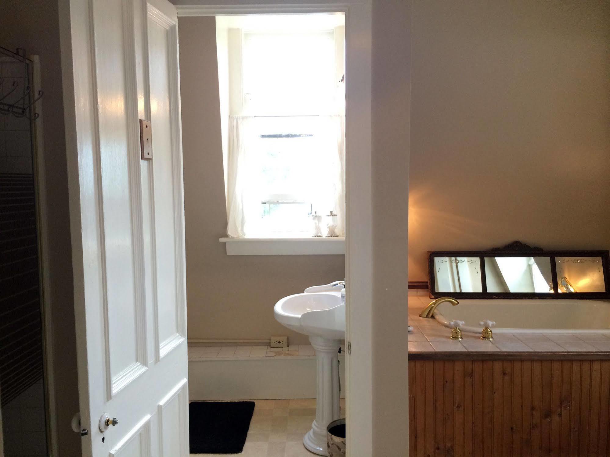 Hudson City Bed And Breakfast Екстериор снимка